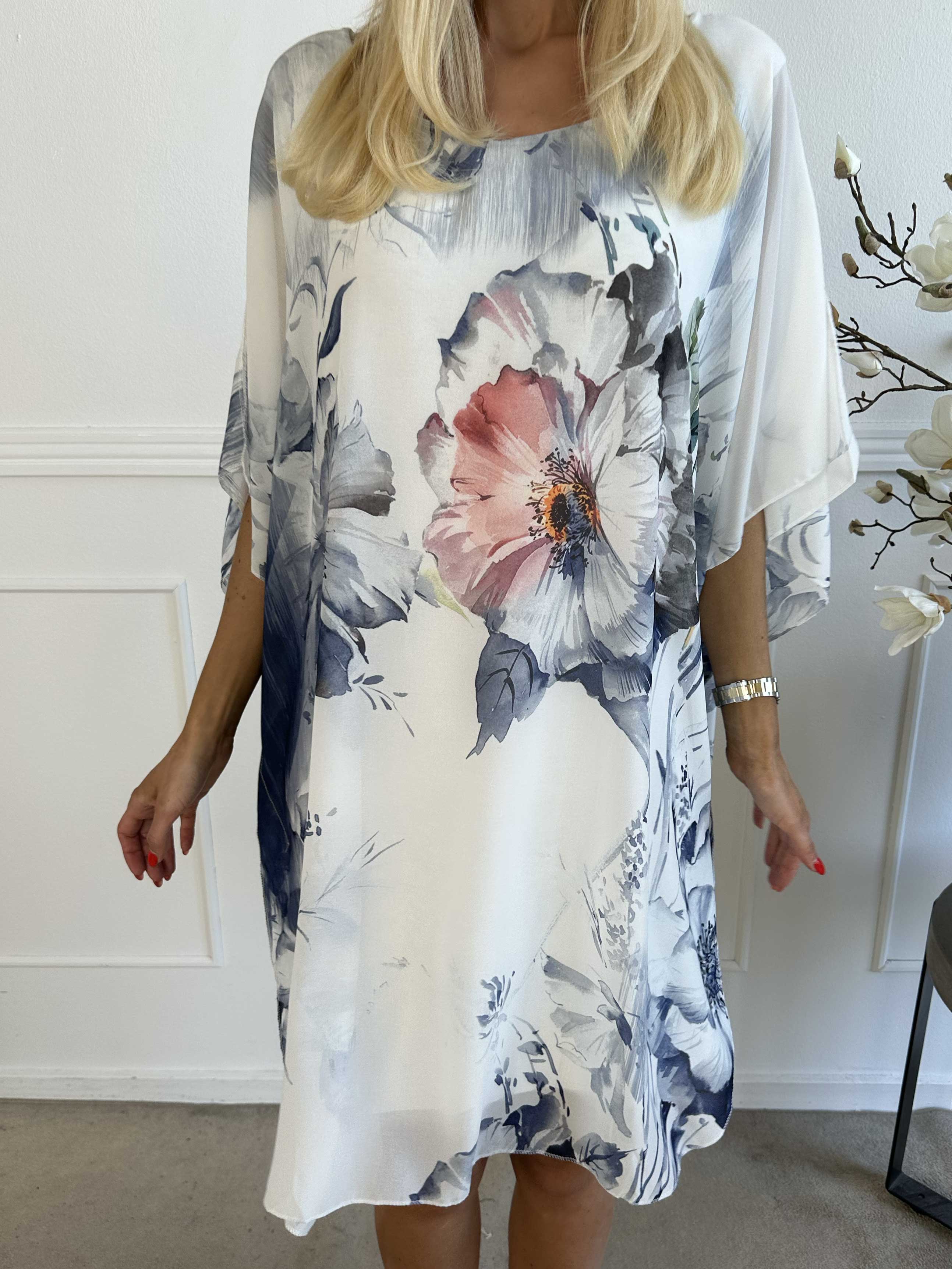 Senja - Kjole i chiffon med blomster og underkjole i viskose